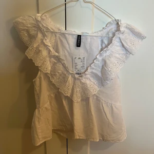 Vit topp HM - En super fin vit topp från hm! Oanvänd med prislapp. Spontan köpte och insåg att den inte passade men glömde returnera. Storlek XS. Köptes för 149, säljer för 100 kr! Helt slutsåld på hm’s hemsida. Om ni har frågor är det bara att kontakta mig!