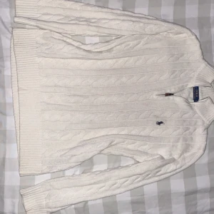 Ralph lauren Cable knit - Hej Säljer denna Ralph lauren Cable knit i vit (XL) sitter som (L) Inge fel på den.