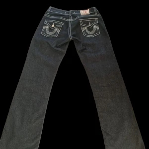 True Religion Jeans  - Midjemått tvärs över: 40cm Innerbenslängd: 75cm Ytterbenslängd: 100cm 