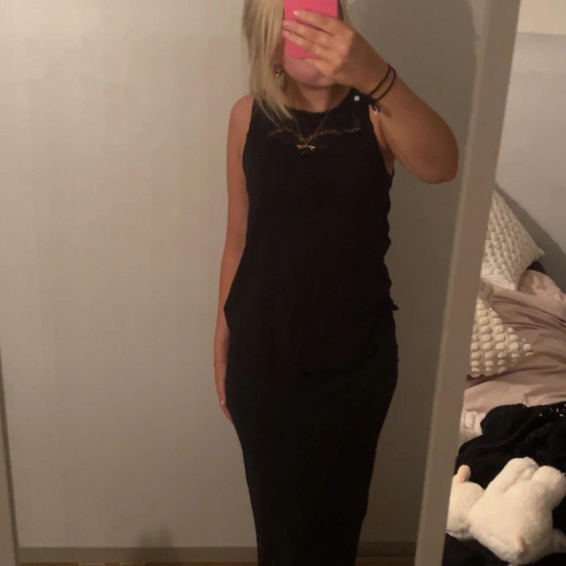 Svart ärmlös topp med spetsdetaljer - 90