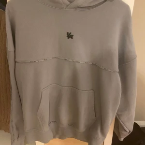 Youngla hoodie - Oversized youngla hoodie som aldrig användts. Jag fick den och den var för stor. Därför är den helt nyskick. Hör av vid funderingar!🤝