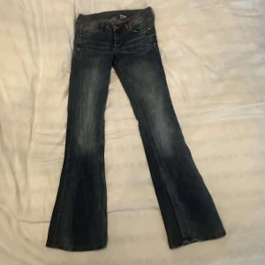 Lågmidjade jeans - Säljer dessa Lågmidjade byxorna då de är för små för mig! Super bra skick💕 Innerbenslängd ca 75cm Midjemått rakt över 37cm