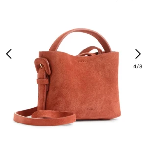 Arket väska - Säljer nu denna underbara arket väska som är helt slutsåld, tecken på användning men går lätt att tvätta bort med en mocka borste🥰