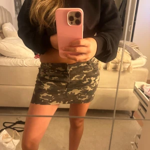 Militär kjol  - Denna supersnygga militärkjol som jag säljer då den inte kommer till användning🥰