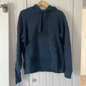 Acne studios hoodie - Petroleum blå acne hoodie i fint skick. 