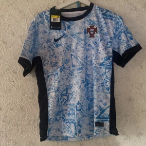 Portugal fotbollströja - Helt ny Portugal fotbollströja och aldrig använd. Säljer den pga att den är liten på mig.