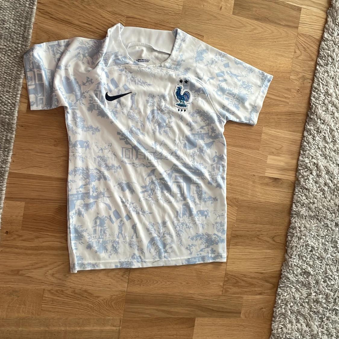 Vit och blå fotbollströja med mönster