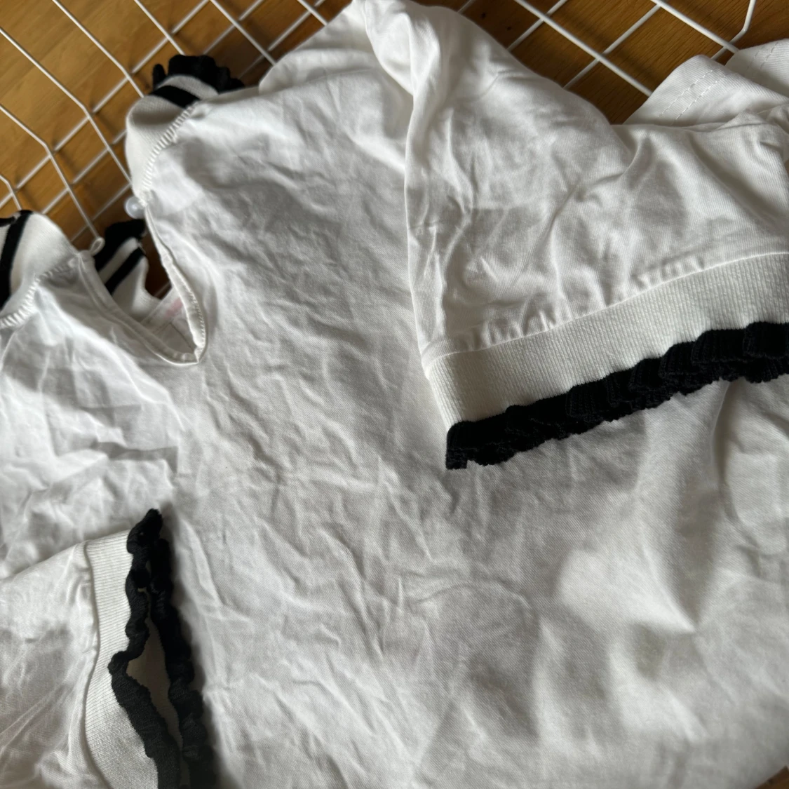 Vit blus med svarta detaljer och röda knappar - 92