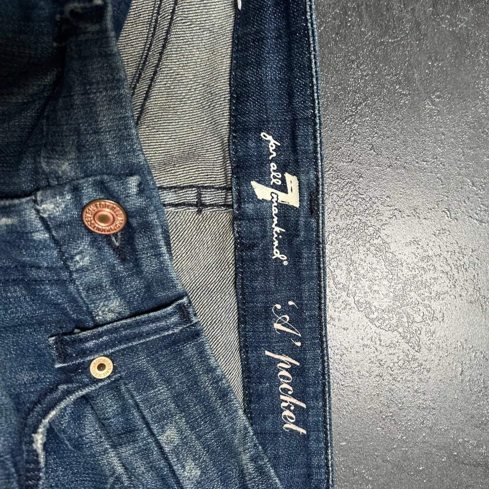 Säljer ett par lågmidjade bootcut jeans från 7 For All Mankind i superfin tvätt. De har fina detaljer på bakfickorna. Jeansen är i bra skick och uppsprätta där nere. Säljer då de är något korta på mig (167). . Jeans & Byxor.