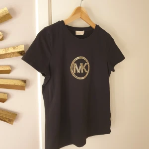 Tshirt  - Tshirt från Michael kors, knappt använd.