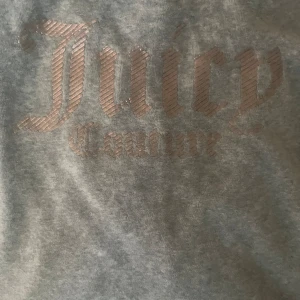 Juicy couture hoodie  - Huvtröja av märket Juicy couture. Grå med rosé-guld tryck. Storlek 12/13 år. I princip oanvänd. (Säljer även byxor som hör till i annan annons) 