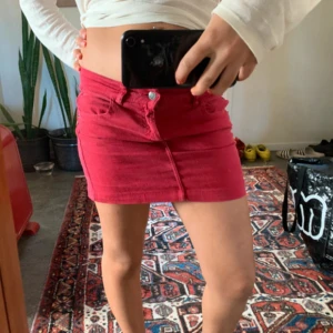 Jeanskjol  - Säljer vidare den här as snygga jeanskjolen, då den va för liten för mig.   Står storlek 152 (barn) i kjolen, men skulle säga att det motsvara S.  Midjemått rakt över: 38cm + strecht!  Hör av er vid frågor❤️