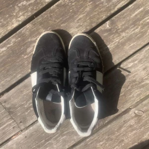 Valentino flycrew - Hej! Säljer dessa feta valentino flycrewsen, skorna är i okej skick men de har fortfarande mycket kvar och ge. Jag säljer skorna pga att de blivit för små, skorna har tappat 8 nitar, Hör av er vid funderingar😀