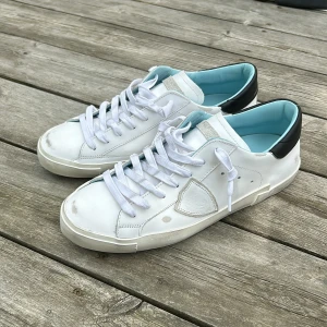 Philippe model skor - Säljer ett par feta Philippe model storlek 41 men passar även de som har 42. Helt nya och inte använda en ända gång. Skick 10/10. Nypris runt 3800kr. Pris kan diskuteras.