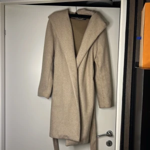 Beige kappa  - En beiga kappa från Zara i strlk S 