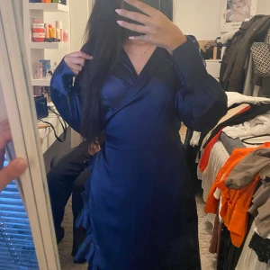 klänning - Säljer denna fina klänning  i marinblå färg. Aldrig använd. Prislapp på. Superfin till någon fest eller en sommarkväll