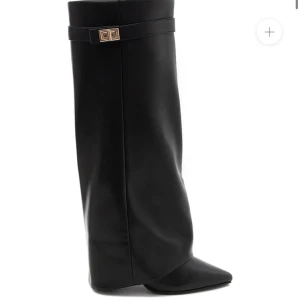 Klackar - Jätte fina svarta boots liknande klackar. Helt nya, säljer då de ej kommit till användning. 