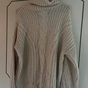 Stickad tröja - Stickad tröja endast använd några gånger. Perfekt till hösten. Skriv vid fler bilder eller intresse🩶