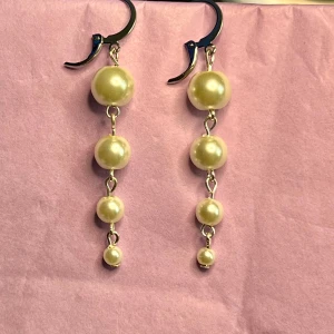 Pearl droplets🤍 - Fina pärlörhängen, gjorda av mig, i rostfritt stål🤍