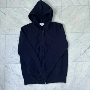 Kashmir zip hoodie - Säljer nu denna feta zip hoodie ifrån Barlucio i en kashmirmix. Dessa hoodies är helt slutsålda på deras hemsida. Hoodien är helt ny och har aldrig använts. - Storlek: S - Hör av er vid minsta fråga eller fundering :)