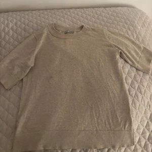 Stickad t-shirt! - Stickad t-shirt! Liten fläck men annars bra skick! 