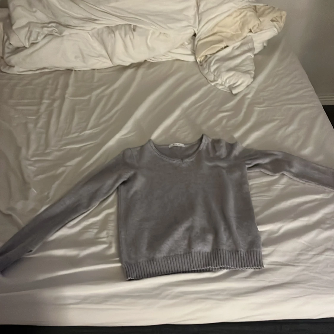 Grå stickad tröja