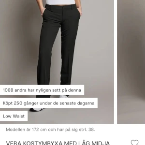 Kostymbyxor  - Super fina lågmidjade kostymbyxor från bikbok! Säljer då de är lite för stora och långa för mig❤️