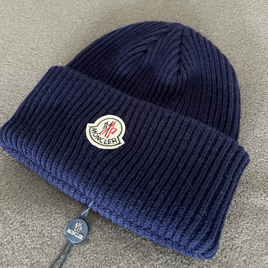 Mörkblå ribbad mössa från Moncler