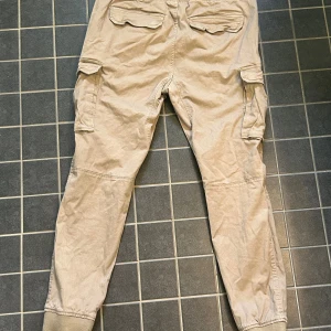 Cargo byxor - Storlek L. Bra passform. Använda endast 1 gång. Skicket är precis som nytt. Hör gärna av dig vid frågor/liknande. Pris går att diskutera 👌