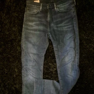 Levi's jeans - Säljer dessa levi's jeans. Storlek 31-34 och modell 510. De är bra skick på dem och är riktigt snygga. Vid minsta lilla fråga skriv till mig👍