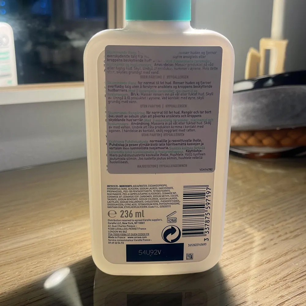 Säljer min Cera Ve Foaming Cleanser Gel Moussant i turkos färg💕 Den är nästan helt full, super bra för huden och tar bort orenheter💕236 ml/8 fl oz. Priset kan diskuteras men inte mycket💕. Skönhet.