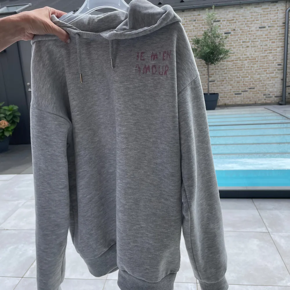 Ljus grå hoodie med rosa och svart text. Nyskick, använd 1 gång, inga defekter💘 146/152 Stor storlek! Passar även 158/164. Hoodies.