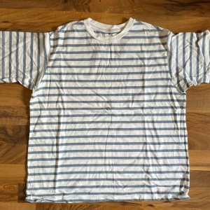 blå-vit randig t-shirt  - t-shirt storlek M från lager 157 i bra skick och skönt material. skicka iväg ett meddelande vid frågor eller funderingar:)