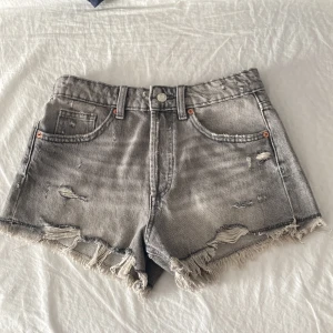 Zara jeans shorts  - Super snygga Jeans shorts från Zara💕 Aldrig använda. Mid rise 💕