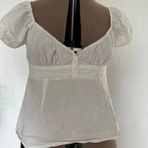 Brandy Melville top - Säljer denna super söta treddiga brandy toppen då den tyvärr inte passar mig🤍använd 1 gång 