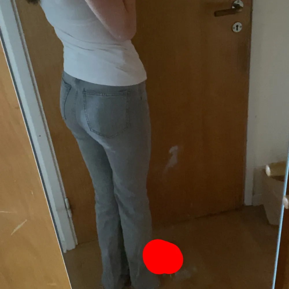 Säljer ett par grå jeansbyxor. De är tighta och har en snygg passform. Perfekta för både vardag och fest!. Jeans & Byxor.