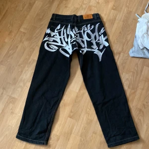 Jeans - Jeans i mörkblå/svart som jag säljer för de inte passar mig ⭐️ skriv om du har några frågor🙌