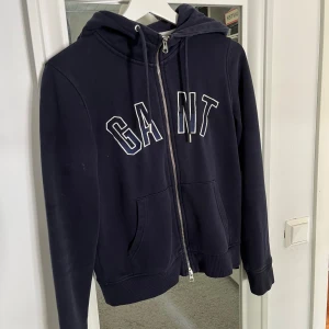 Gant hoodie  - Säljer en marinblå gant hoodie med dragkedja i storlek s. Använd men i fint skick. 