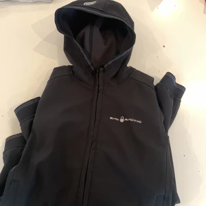 Svart Sail racing jacka - En av min absoluta favorit jacka som tyvärr blivit för liten  Nypris:1500kr Säljs för 299kr Inga alls defekter på jackan.