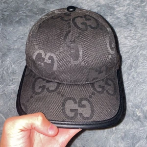 Gucci keps - Tjena säljer en Gucci keps jumbo använd ett par gånger en mycket fett keps som får alla guzzar 🤫😉