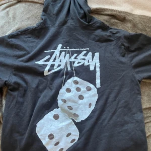 Stussy hoodie - Inte äkta, lite tunnare material men snygg och skön 
