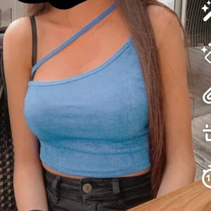 Blå topp - Blått linne i nytt skick. Otroligt snygg men har redan använt den under en middag och kommer förmodligen inte användas igen. Kan skicka egna bilder om det önskas. 