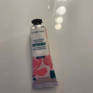 Handkräm från The Body Shop - Säljer en handkräm från The Body Shop med doften British Rose. Den är perfekt för normal hud och ger 48 timmars återfuktning. Tuben är 30 ml och är vegansk. Perfekt att ha i väskan för att hålla händerna mjuka och återfuktade hela dagen!