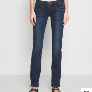 Lågmidjade LTB jeans - Nypris 829kr Uppsprätta längst ned Använt två gånger Väldigt lågmidjade
