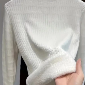 Vit långärmad tröja med fuskpälsdetaljer - Mysig superfin långärmad tröja med fleece på insidan. Tröjan är riktigt bra för kyligare dagar. Den är i nyskick. (köpare stå på frakt)