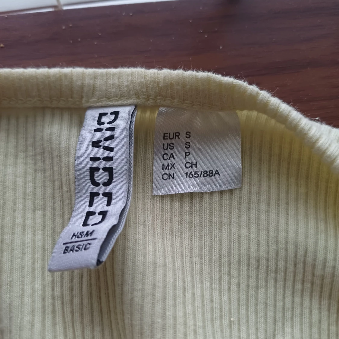 Gul ribbad t-shirt från Divided - 91