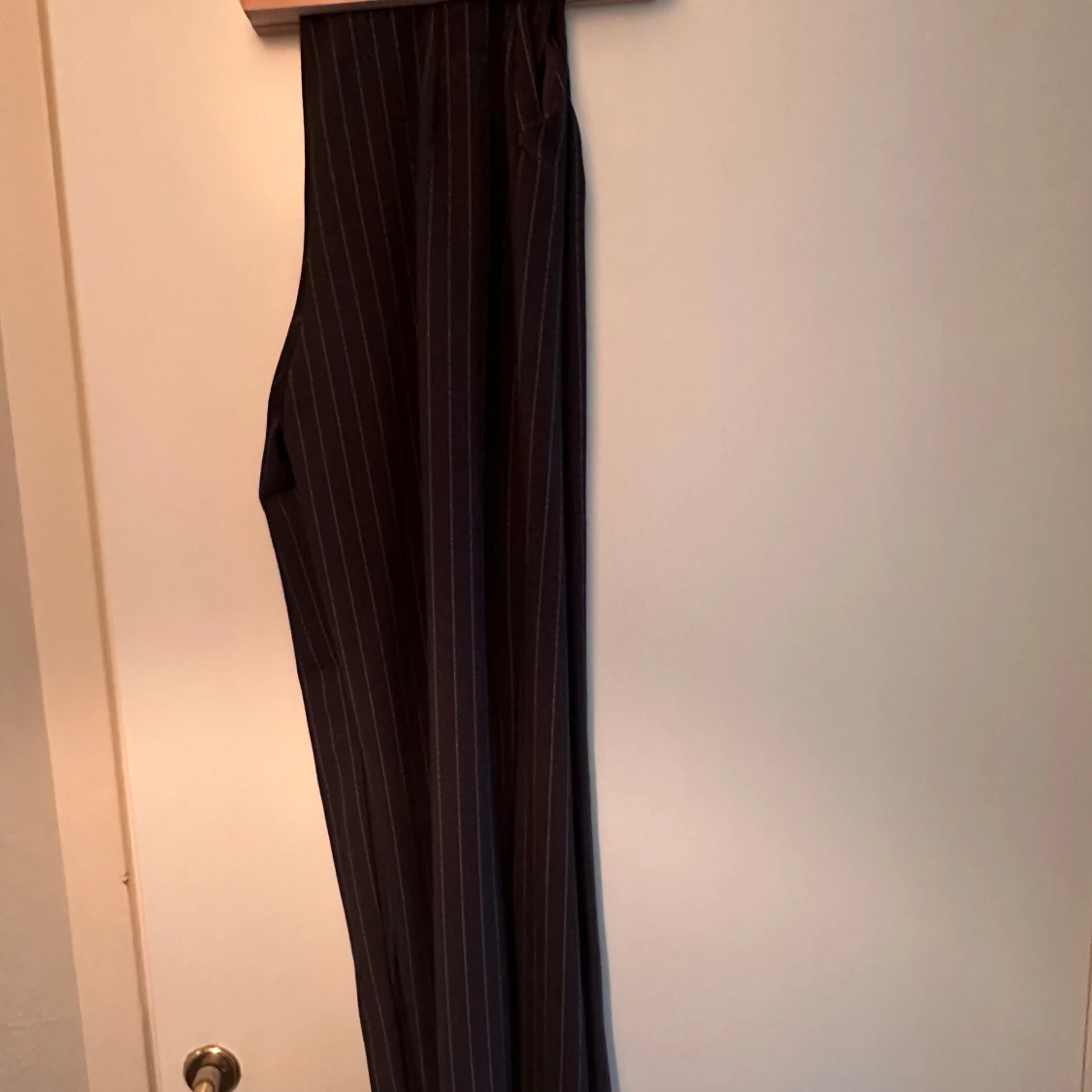 Svarta randiga kostymbyxor i storlek M - 92