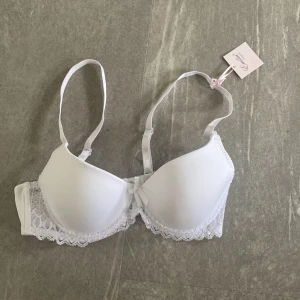 Bh vit  - Ny vit bh Stl 75b  Lappar kvar aldrig använd 