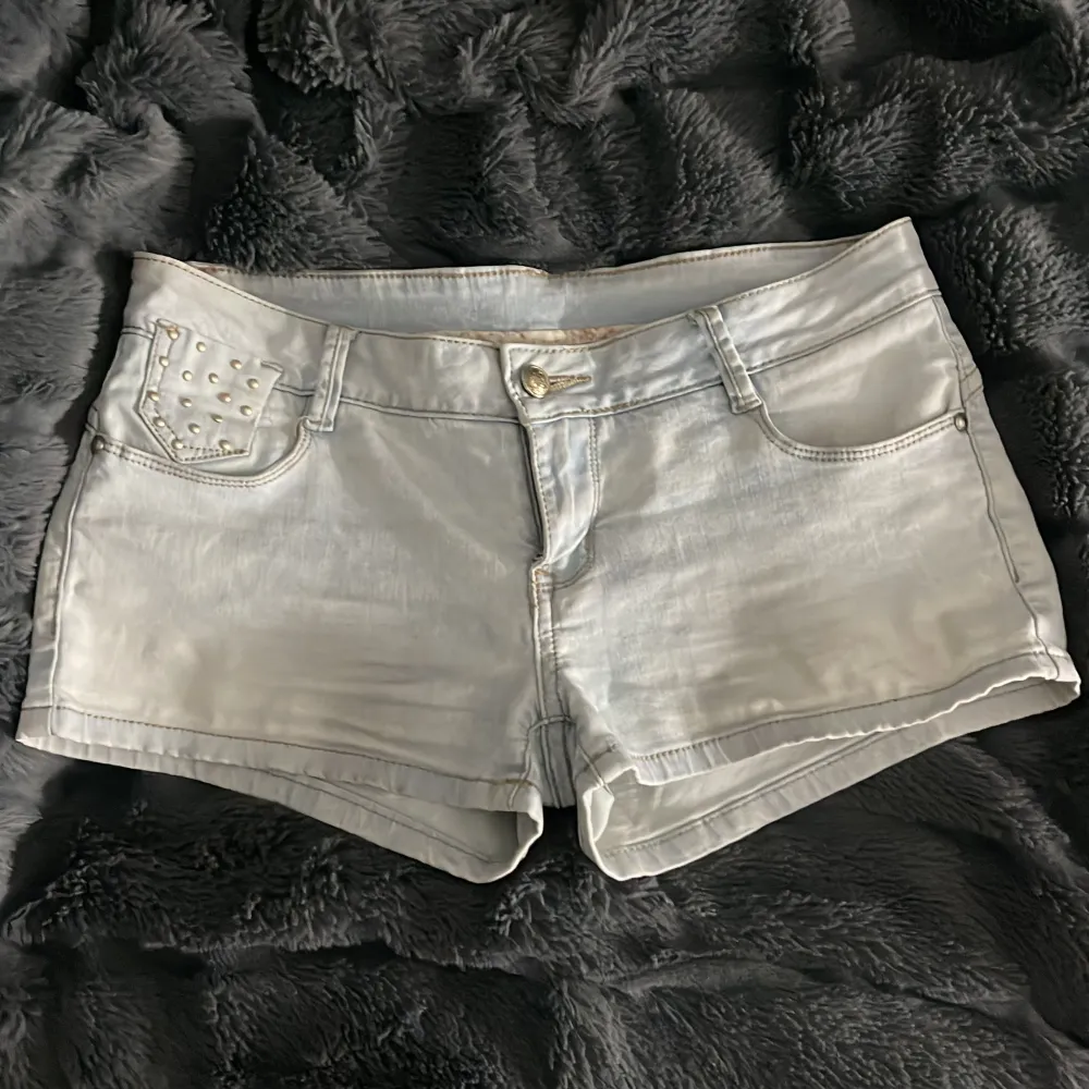 Jätte fina jeansshorts. Det står i de att de är storlek xl men de är små i storleken och passar nog s-xl. Proset kan diskuteras . Shorts.