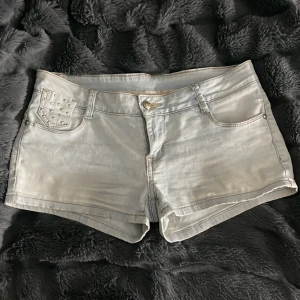 Jeans shorts  - Jätte fina lågmidjade jeansshorts. Det står i de att de är storlek xl men de är små i storleken och passar nog s-xl. De är knappt använda och i bra skick. Priset kan diskuteras 